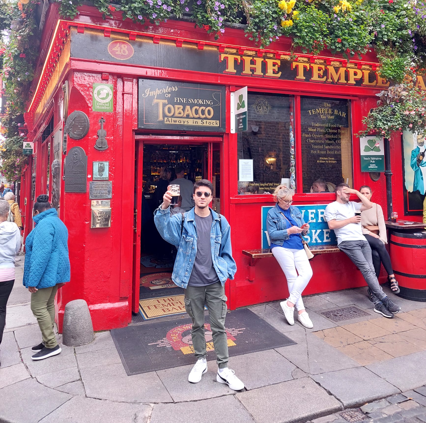 Ayollarning katta guruhining porno fotosuratlari Stol ostida panties korinadi